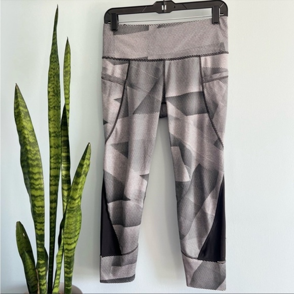 ATHLETA striped leggings. Gray and black size small. Pockets, hidden zipper - Picture 11 of 11